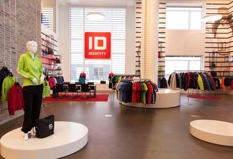 Røde filttæpper på gulvet i showroom